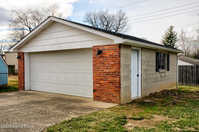 2011 Janlyn Rd, Jeffersontown, KY 40299