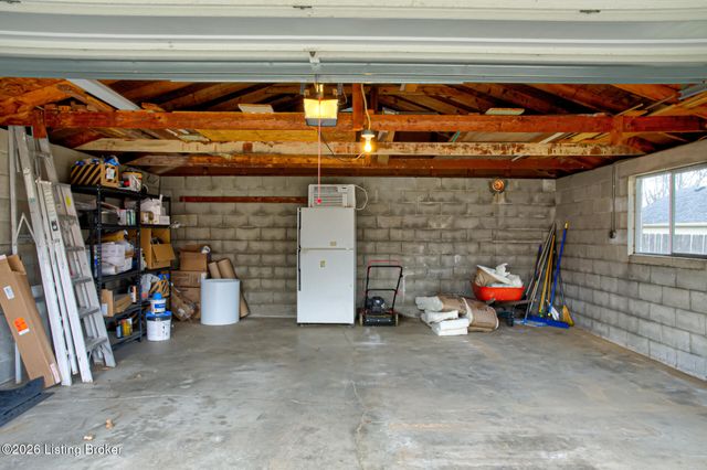 2011 Janlyn Rd, Jeffersontown, KY 40299