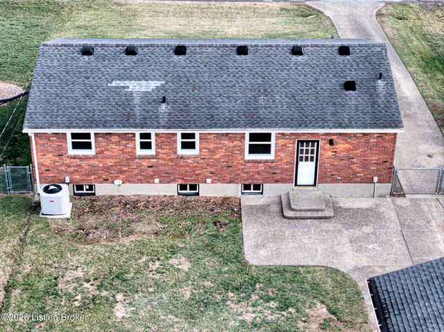 2011 Janlyn Rd, Jeffersontown, KY 40299