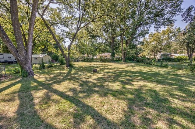 1627 E Glenn Drive, Lawrence, KS 66044