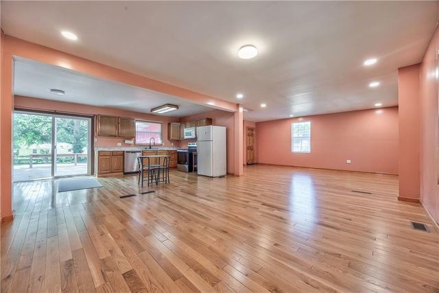 1627 E Glenn Drive, Lawrence, KS 66044