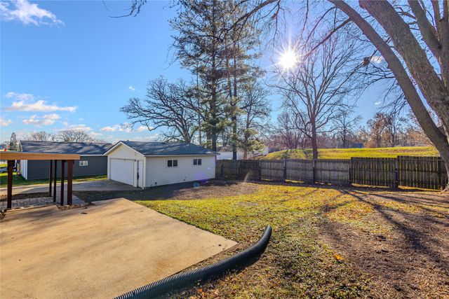 325 S 8th Avenue W, Newton, IA 50208