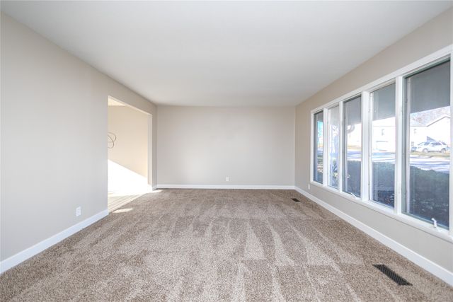 325 S 8th Avenue W, Newton, IA 50208