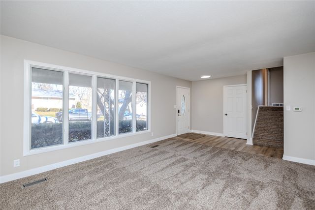 325 S 8th Avenue W, Newton, IA 50208