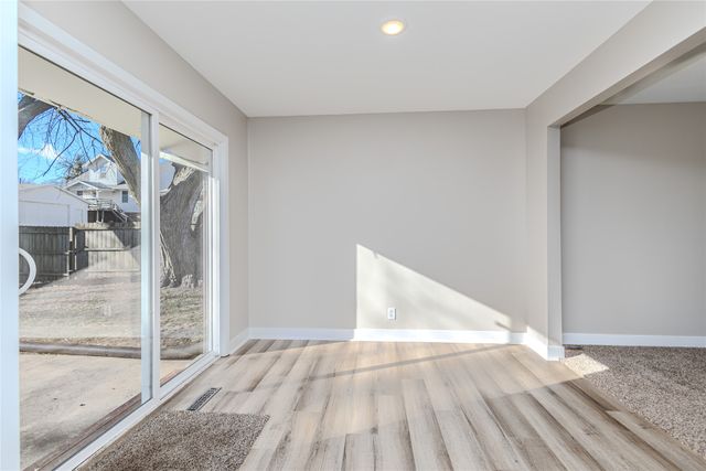 325 S 8th Avenue W, Newton, IA 50208