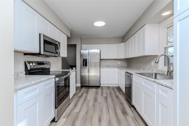 325 S 8th Avenue W, Newton, IA 50208