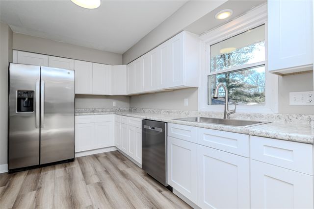 325 S 8th Avenue W, Newton, IA 50208