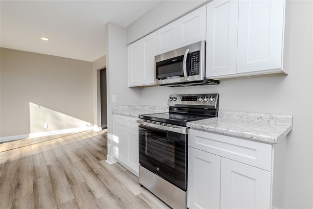 325 S 8th Avenue W, Newton, IA 50208