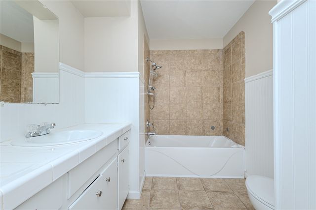 325 S 8th Avenue W, Newton, IA 50208