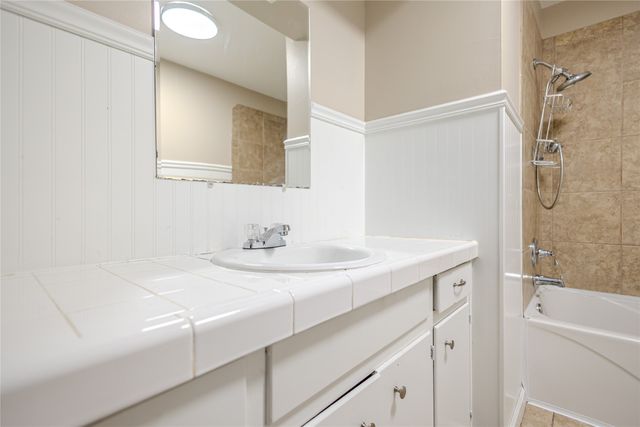 325 S 8th Avenue W, Newton, IA 50208