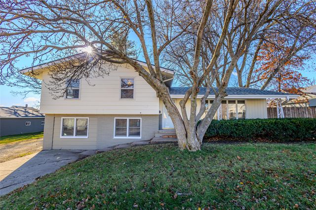 325 S 8th Avenue W, Newton, IA 50208