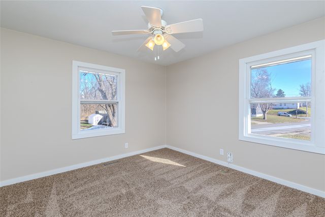 325 S 8th Avenue W, Newton, IA 50208