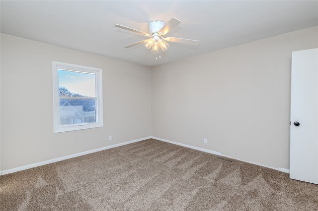 325 S 8th Avenue W, Newton, IA 50208