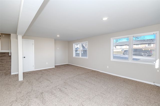 325 S 8th Avenue W, Newton, IA 50208