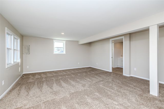 325 S 8th Avenue W, Newton, IA 50208