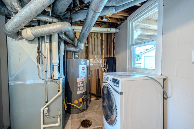 325 S 8th Avenue W, Newton, IA 50208