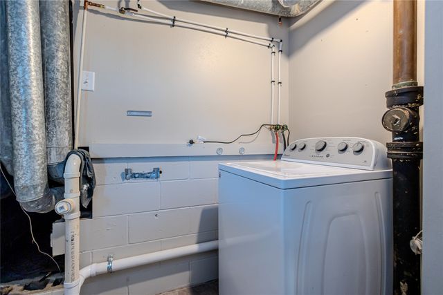 325 S 8th Avenue W, Newton, IA 50208