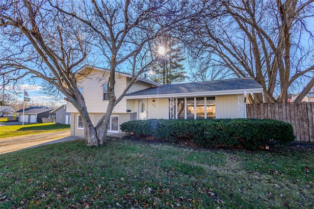 325 S 8th Avenue W, Newton, IA 50208