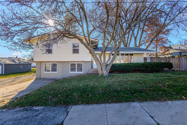 325 S 8th Avenue W, Newton, IA 50208