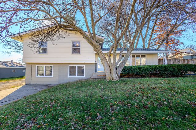 325 S 8th Avenue W, Newton, IA 50208