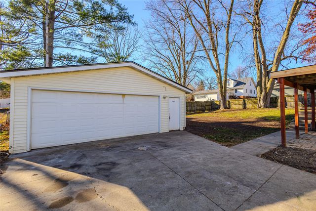 325 S 8th Avenue W, Newton, IA 50208