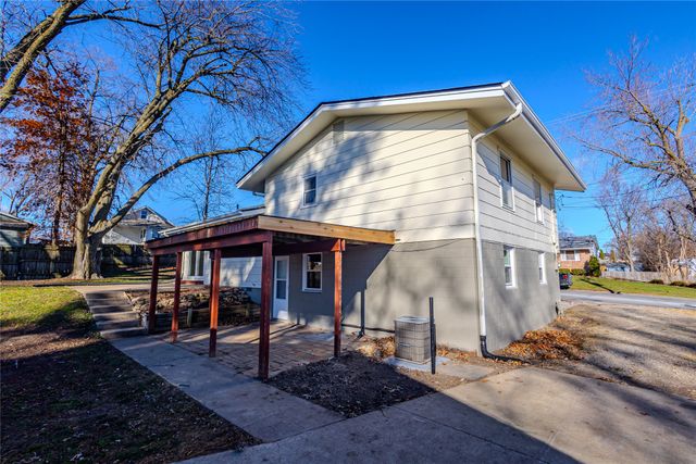 325 S 8th Avenue W, Newton, IA 50208