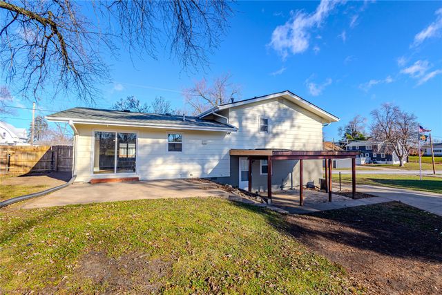 325 S 8th Avenue W, Newton, IA 50208