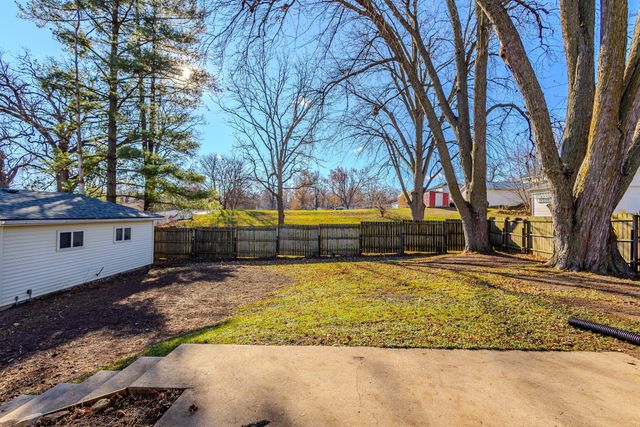 325 S 8th Avenue W, Newton, IA 50208