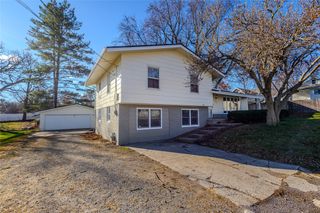 325 S 8th Avenue W, Newton, IA 50208