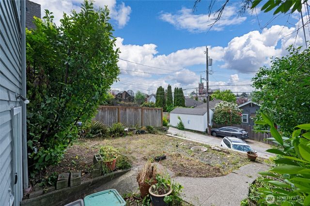 5231 12th Avenue NE, Seattle, WA 98105