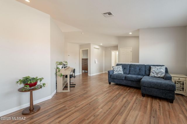 1493 W Hidden Crest Court, Green Valley, AZ 85622