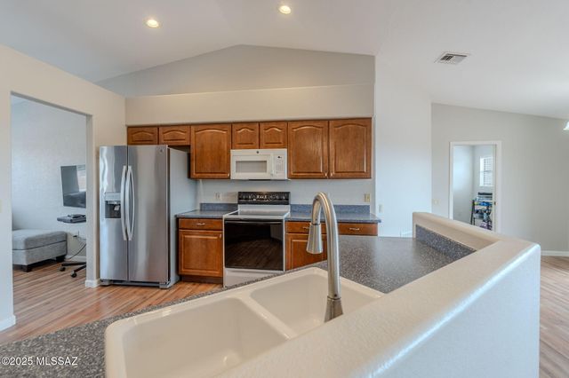1493 W Hidden Crest Court, Green Valley, AZ 85622