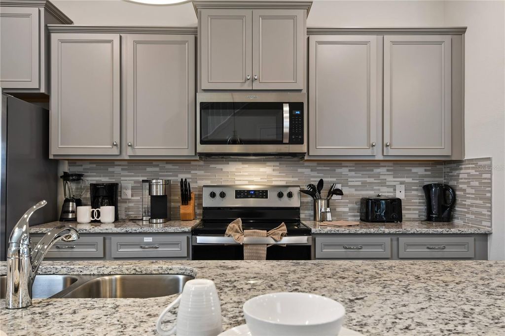 Image 6 of property listing at 1707 KONA LANE, Davenport, FL 33897