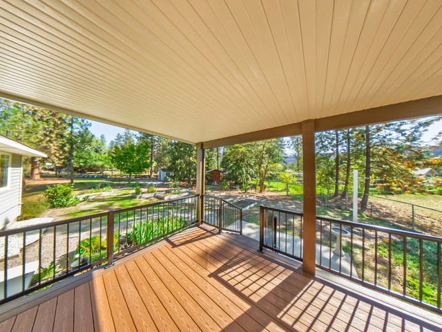 12829 W Suncrest Dr, Nine Mile Falls, WA 99026