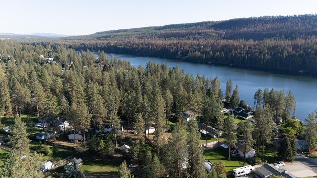 12829 W Suncrest Dr, Nine Mile Falls, WA 99026
