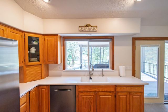 12829 W Suncrest Dr, Nine Mile Falls, WA 99026