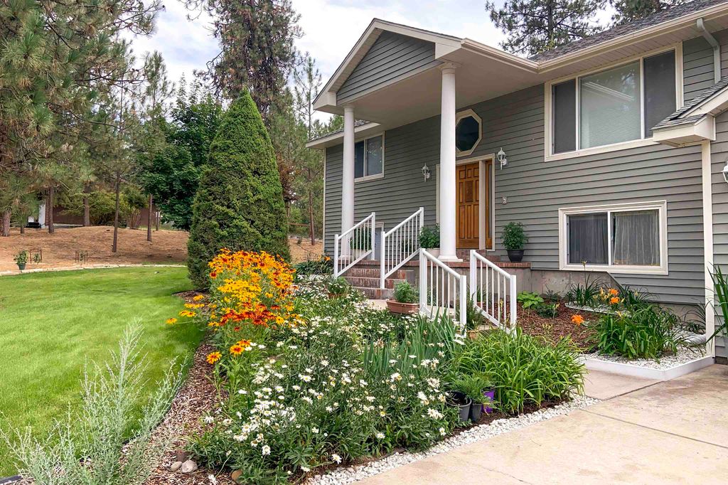 12829 W Suncrest Dr, Nine Mile Falls, WA 99026