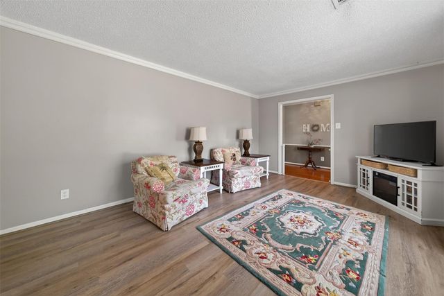 5934 Theall Road, Houston, TX 77066