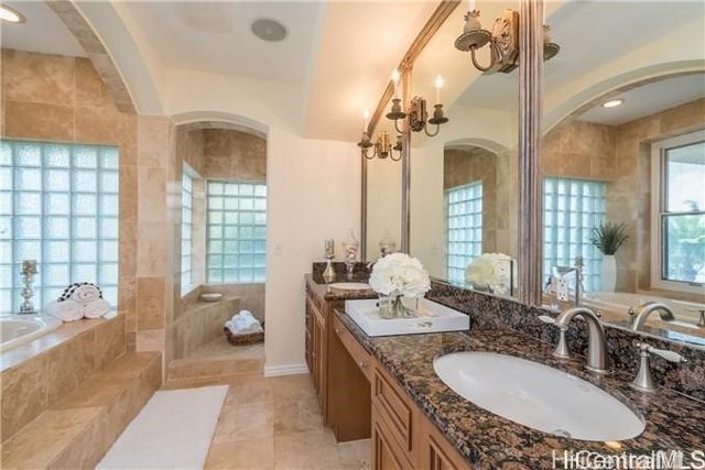 525 Moaniala Street, Honolulu, HI 96821