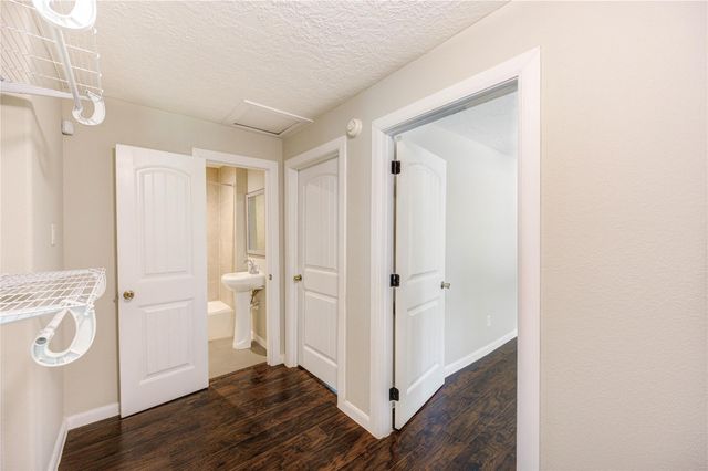 411 Waterfall Drive, Huffman, TX 77336