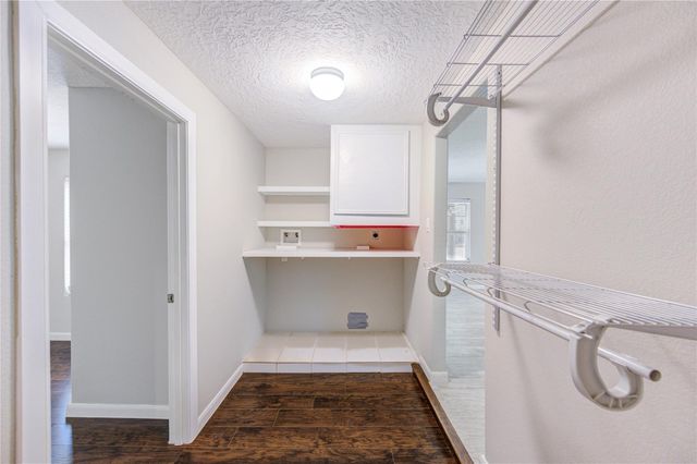 411 Waterfall Drive, Huffman, TX 77336