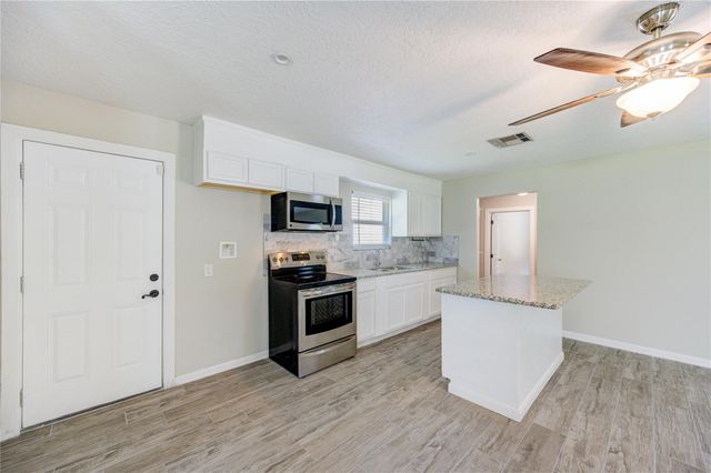 411 Waterfall Drive, Huffman, TX 77336