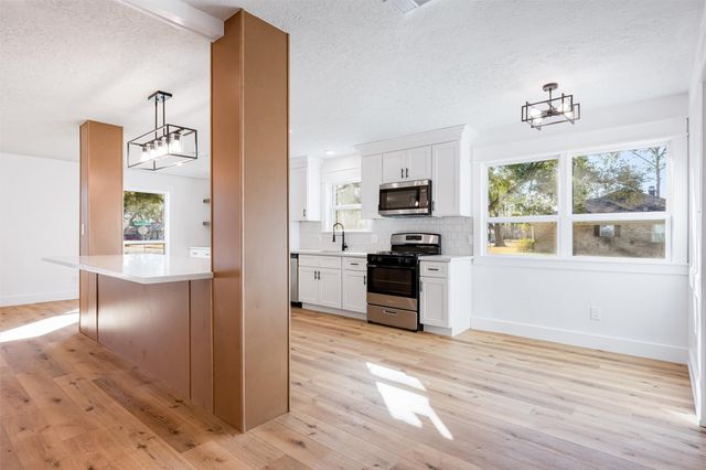 402 W Castle Harbour Drive, Friendswood, TX 77546