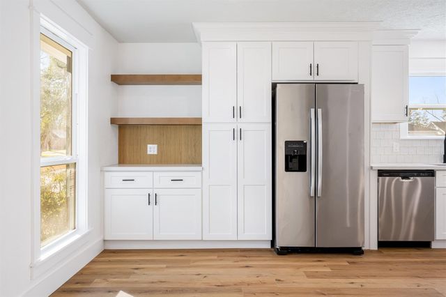 402 W Castle Harbour Drive, Friendswood, TX 77546