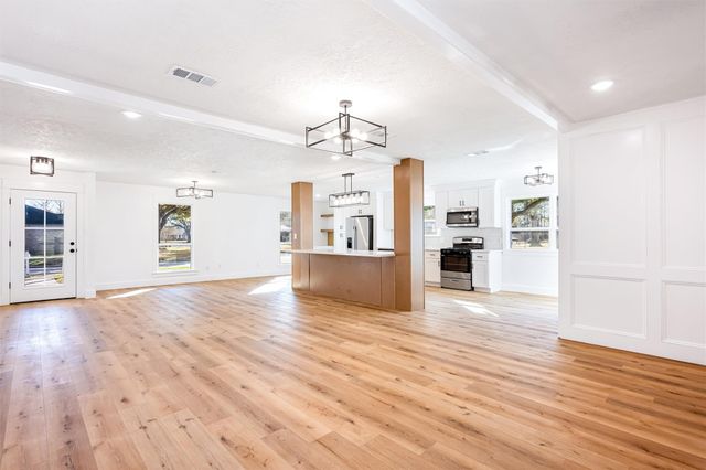 402 W Castle Harbour Drive, Friendswood, TX 77546