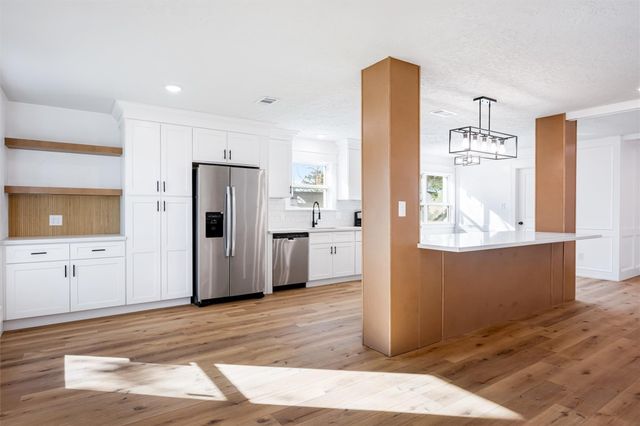 402 W Castle Harbour Drive, Friendswood, TX 77546