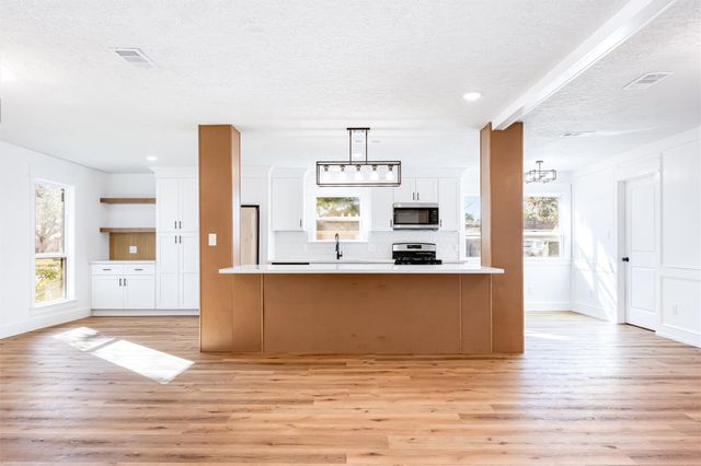 402 W Castle Harbour Drive, Friendswood, TX 77546