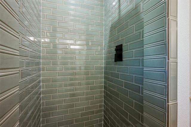 402 W Castle Harbour Drive, Friendswood, TX 77546