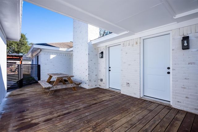 402 W Castle Harbour Drive, Friendswood, TX 77546