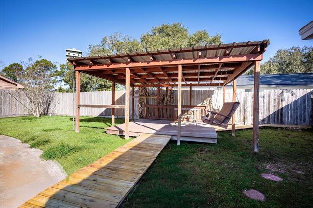 402 W Castle Harbour Drive, Friendswood, TX 77546